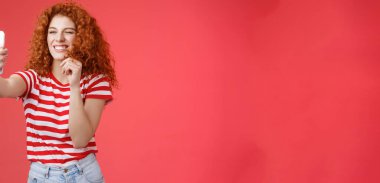 Yaşam tarzı. Şımarık, şık, şık, karizmatik, kıvırcık saçlı, kıvırcık saçlı, cilveli, yüzlü, cilveli, akıllı telefonlu, özçekim videolu mesajlar alan kadın. Komik oyna.