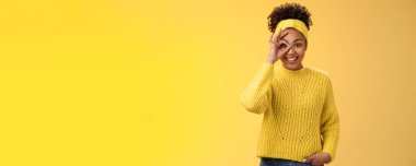 Çekici, narin, Afro-Amerikalı, Afro-Amerikalı kız arkadaş göz teması. Tamam, mutlu bir gülümseme. Mutlu bir gülümseme..