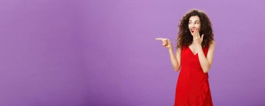 Kız sakar adama gülüyor. Partide hata yaparken gülümseme, avuçlarını dikme, solu işaret etme, kız arkadaşlarla dedikodu yaparken mor duvarın üzerinde zarif kırmızı elbiseler içinde neşeli bir şekilde dikilme..