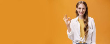 - Sorun değil. Tişörtünün üzerinde dalgalı saçlı, güler yüzlü, güler yüzlü ve turuncu duvarın üzerinde olumlu bir cevap veren, güler yüzlü, güler yüzlü bir kız..