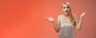 Neden erken ayrılıyorsun? Üzgün, genç, çekici, rahatsız, sarışın, şikayetçi. Hayal kırıklığına uğramış gibi görün. Kaldırın ellerinizi..