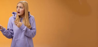 Yaşam tarzı. Endişeli, panikleyen, komik, sarışın, nefes nefese, pop gözlü, solu gösteren, şok olmuş, berbat sahne arkadaşlarını öpen, üzgün ve hayal kırıklığına uğramış bir kız..