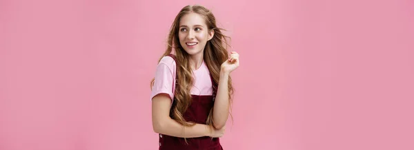 Девушка Выглядящая Начало Гламурных Журналов Позирует Розовом Фоне Женственно Чувственно — стоковое фото