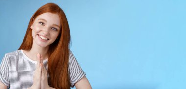 Neşeli, samimi, kızıl saçlı bir kız. Cilveli bakışlar atıyor. Güzel görünüyor. İyilik istiyor ve gülümsüyor..