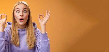 Eğlenceli, yaratıcı, genç, sarışın bir kadın mükemmel bir fikir olduğunu söylüyor. Tamam, sorun yok. Arkadaşları her şeye ikna et..