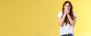 Şok olmuş, ağzı açık, şaşkın, şaşkın, şaşkın, tatlı bir kız etkileyici, büyük bir dedikodu öğreniyor, patlak gözlü şaşkın, ağzı açık, nefes nefese kalmış dudaklar şaşırtıcı dedikodunun doğru olduğunu fark ediyor. Yaşam biçimi.