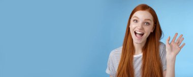 Merhaba arkadaş olmak istiyorum. Hevesli, sevimli, kızıl saçlı, yeni yetme iş arkadaşlarını tanımaya çalışan, el sallayan, mutlu, el sallayan, selamlayan, hoş geldin diyen, mavi arka planda duran,.