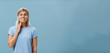 Ah boğazım. Mutsuz, yakışıklı, kısa saçlı, dişlerini sıkan, boynuna dokunan anjin ya da enflamasyon yüzünden acı çeken sarışın bir kız.