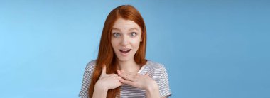 Şaşırmış genç, samimi, kızıl saçlı kız şaşırmış görünüyor. Sorgulanmış, nefes nefese kalmış, basın avuçlarının içi açık. Gözler şaşkın..