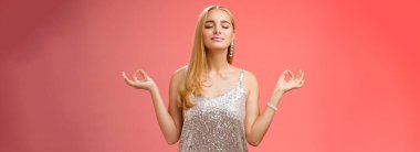 Bütün gece sakin olun. Dertsiz tasasız, mutlu, stressiz, şık elbiseli, mutlu, sarışın, gülümseyen, kapalı gözlü, mutlu, nilüfer çiçeği pozu veren, meditasyon yapan bir kadın..