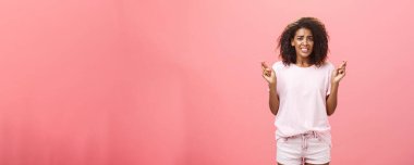 Umarım olumlu sonuç alır. Endişeli, umutlu, yakışıklı, Afro-Amerikan bayan iş arkadaşının portresi. Kaşlarını çatmış, şans dilerken şans diliyor.