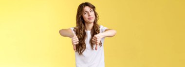 Dürüst olmak gerekirse çok kötü. Hayal kırıklığına uğramış, kıvırcık saçlı, sırıtan, hoşnutsuz, hoşnutsuz, gösteriş budalası, berbat bir fikir. Sarı arka planda, ilgisiz..