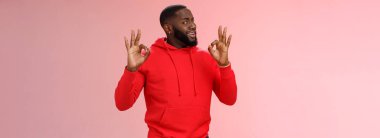 Adam müşteriye garanti veriyor. Karizmatik Afro-Amerikan sakallı genç adam seni her şeyin kontrol altında olduğuna ikna ediyor. Tamam, sorun yok..