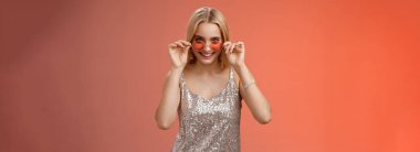 Şanslı, çekici, Avrupalı, sarışın, eğlenceli arkadaşlar edinen, gece kulübünde gümüş parıltılı güneş gözlükleri takan çekici bir kadın..