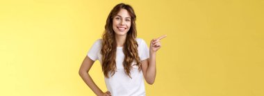 Kendine güvenen, küstah, yakışıklı, dost canlısı, sırıtan, sırıtan, tatlı bakışlı, mutlu bakışlı, el ele tutuşan, kendine güvenen, soldan bakan, arkadaşının tavsiyesini veren, iyi bir tanıtım veren genç bir kadın.