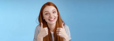 İyi fikir. Devam et. Destekleyici sevimli Avrupalı kızıl kız mavi gözlü arkadaş neşeli ruh halini yükseltiyor gülümseyen onayı iyi bir seçim gibi onaylıyor, ilginç önerilere katılıyor, tatmin oluyor.