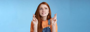 Yaşam tarzı. Endişeli, kendine güveni olmayan, genç, ateşli, tatlı bir kız gergin, gergin, gergin, gergin bir an bekliyor. Şans diliyor, dudaklarını ısırıyor.