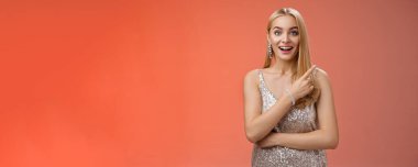 Şen şakrak sarışın güzel bir kadının parti sırasında konuşmasına şaşıyorum. Gülümsüyorum. Kameraya bakıyorum, eğleniyorum..