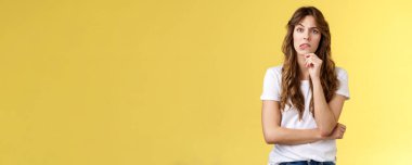 Sıkıntılı bir durum, bir saniye düşün. Düşünceli, odaklanmış zeki kız arkadaş dokunaklı çene ısırığı dudağı düşünüyor kamera odaklanmış seçim yapıyor karar verme sorununu sarı arka planda çözüyor..