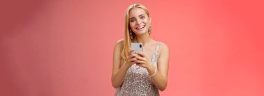 Yaşam tarzı. Yakışıklı 25 'li yaşlarda, parlak aksesuarlı, zarif bir kadın. Akıllı telefon mesajları tutuyor. Gece kulübü arkadaşlarının partisinden sonra taksiyi kullanıyor ve kaygısız bir şekilde gülümsüyor.