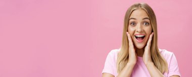 Kadın, sivilceleri tedavi ederken kendi yüzünü gördüğüne şaşırdı. Güzel, mutlu, dokunaklı yanaklar, şaşkın, şen şakrak bakışlar. Pembe duvarın üzerinde hayranlık ve heyecan dolu bakışlar..