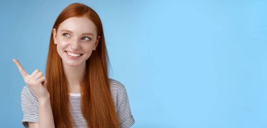 Çok ilginç. Meraklı, çekici, genç, 20 'li yaşlarda gülümseyen kız öğrenci iyi fiyat ürünü buluyor. Sol üst köşeyi işaret ediyor..