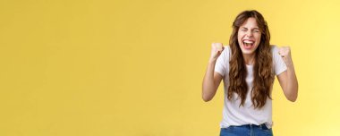 Neşeli, heyecanlı, coşkulu, coşkulu, coşkulu, bağıran bir kız fena halde yumruk tokuşturmak istiyor. Kutlamayı başarıyla tamamlamak istiyor.