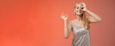 Çekici, sevimli, yumuşak, sarışın, dans eden, eğlenen, harika bir parti veren, geniş gülümsemeli, harika bir jest..