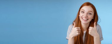 İyi fikir. Devam et. Destekleyici sevimli Avrupalı kızıl kız mavi gözlü arkadaş neşeli ruh halini yükseltiyor gülümseyen onayı iyi bir seçim gibi onaylıyor, ilginç önerilere katılıyor, tatmin oluyor.