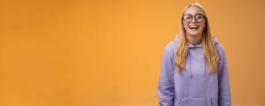 Karizmatik, neşeli, çekici, güler yüzlü, heteroseksüel, gözlüklü, kapüşonlu, sırıtan, gülümseyen bir öğrenci..