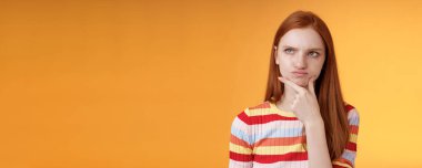 Şaşkın, kararsız, ciddi görünüşlü, kızıl gözlü, mavi gözlü, sütten kesme, dokunaklı çene üst köşedeki düşünceli, kafa karıştırıcı çözüm, kafa yorucu bir karar, turuncu arka plan..