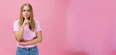 Sesini alçalt. Ciddi görünüşlü kararlı bir kadın dadı çocuğa göz kulak oluyor. Konuşmuyor. İşaret parmağı ağzın üzerinde sus işareti yapıyor..