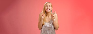 Sinirli, umut dolu, son moda elbiseli, sarışın bir kadın. Gözlerin kapalı, isteksiz bir dileğin gerçekleşmesi dileğiyle sana şans diliyorum. İyi şanslar dilerim..