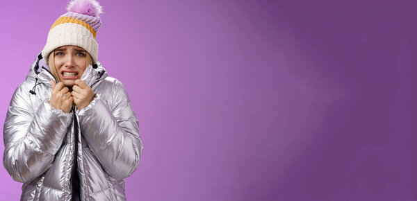 Стиль жизни. Неудобно трясти недовольные очаровательные угрюмые блондинка милая женщина в серебристой стильной куртке тянет пальто обтягивает шляпу, тряся зубами гримаса страдает низкая температура замерзания