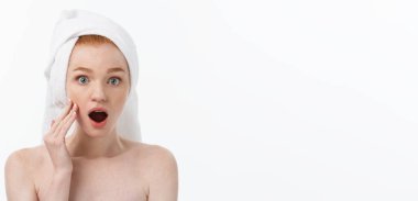 Banyo yaptıktan sonra kafasında havluyla beyaz arka planda izole edilmiş güzel bir kadın. Cilt Bakımı ve Spa TemasıName