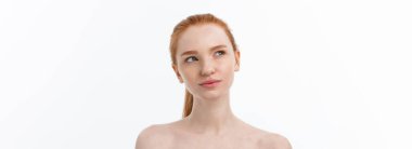 Güzel, taze, sağlıklı ve şehvetli kız beyaz arka plan üzerinde yakın çekim portresi.