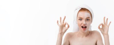 Güzellik bakımı. Nemlendirici krem cilt bakım ürünü yüz, uygulama kadın ok işareti stüdyo çekim yapma.