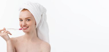 Gri arka plan üzerinde diş fırçası ile genç kadın portresi