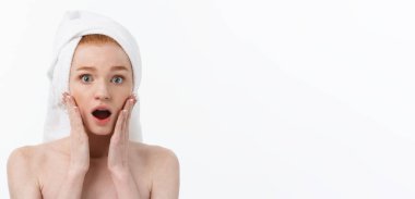 Banyo yaptıktan sonra kafasında havluyla beyaz arka planda izole edilmiş güzel bir kadın. Cilt Bakımı ve Spa TemasıName