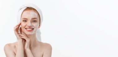 güzel model beyaz yüzünde kozmetik krem tedavisi uygulayarak