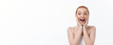 Mutlu güzel kız mutlu gülümseyerek ve göz stright gülüyor. Etkileyici yüz ifadeleri. Kozmetik ve Spa, cilt bakım modeli.