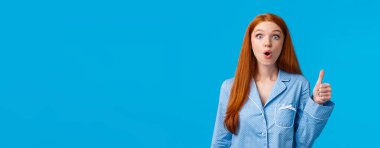 Vay canına, bu harikaydı. Etkilenmiş genç, dilsiz, kızıl saçlı kız çarpıcı bir numara ya da performans gördü. Kalbi inanılmaz bir hikaye. Baş parmağını kaldırıyor, nefes kesici bakıyor, dudaklarını kıvırıyor..