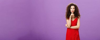 Şehvetli ve çapkın, zarif Avrupalı kadın. Kıvırcık saç stili ve kırmızı gece elbisesi içindeki ruj sırıtarak 