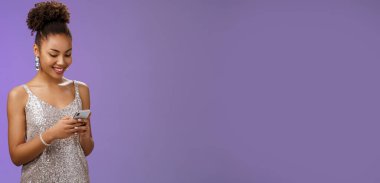 Zarif, Afro-Amerikan bir kadın. Zarif, ışıltılı balo elbisesiyle mesaj yazıyor. Arkadaşını arıyor. Akıllı telefonu tut..