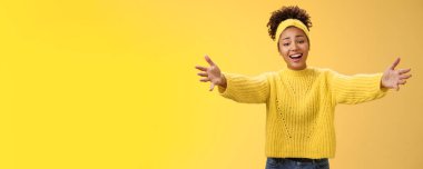 Dost canlısı, büyüleyici, bin yıllık şık bayan ev sahipliği partisi davetlisi kollarını yana doğru uzat sıcak karşılama kucaklaşması sarılmak, sevimli gülümsemek. Boşluğu kopyala