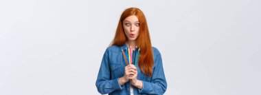 Kız hevesle yeni sanat kurslarına başlıyor, tasarım yapmayı öğreniyor, mankenler yapıyor, renkli kalemlerle ayakta duruyor, dudaklarını katlıyor, aletlere bakıyor merak ediyor ve heyecanlanıyor, beyaz arkaplanı çiziyor..