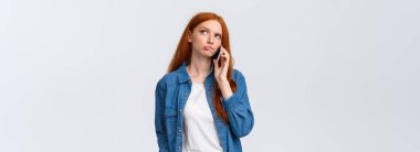 Kararlar kafamı karıştırdı. Sevimli, kızıl saçlı bir kadın en sevdiği restoranda yemek siparişi veriyor, birini telefonla arıyor, düşünceli görünüyor, düşünüyor, konuşurken cevap veriyor, akıllı telefon tutuyor..