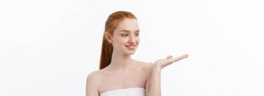 Güzellik Cilt ve spa kadın tarafında boşaltmak el mevcut ile gösterilen havlu sarılı. Beyaz izole.