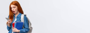 Harika, bugün ders yok. Şaşırmış ve heyecanlı genç kız nefes nefese. Akıllı telefondan havalı mesajlar okuyor. Elinde defterler, cep telefonları, beyaz arka plan..