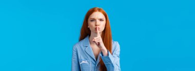 Sessiz ol lütfen. Uyumaya çalışıyorum. Memnuniyetsiz ve rahatsız genç, kızıl saçlı üniversiteli kız yatakhanede kalıyor oda arkadaşına sessiz olmasını söylüyor, susmasını söylüyor, kızıyor, kaşlarını çatıyor, dudaklarına işaret parmağı basıyor..